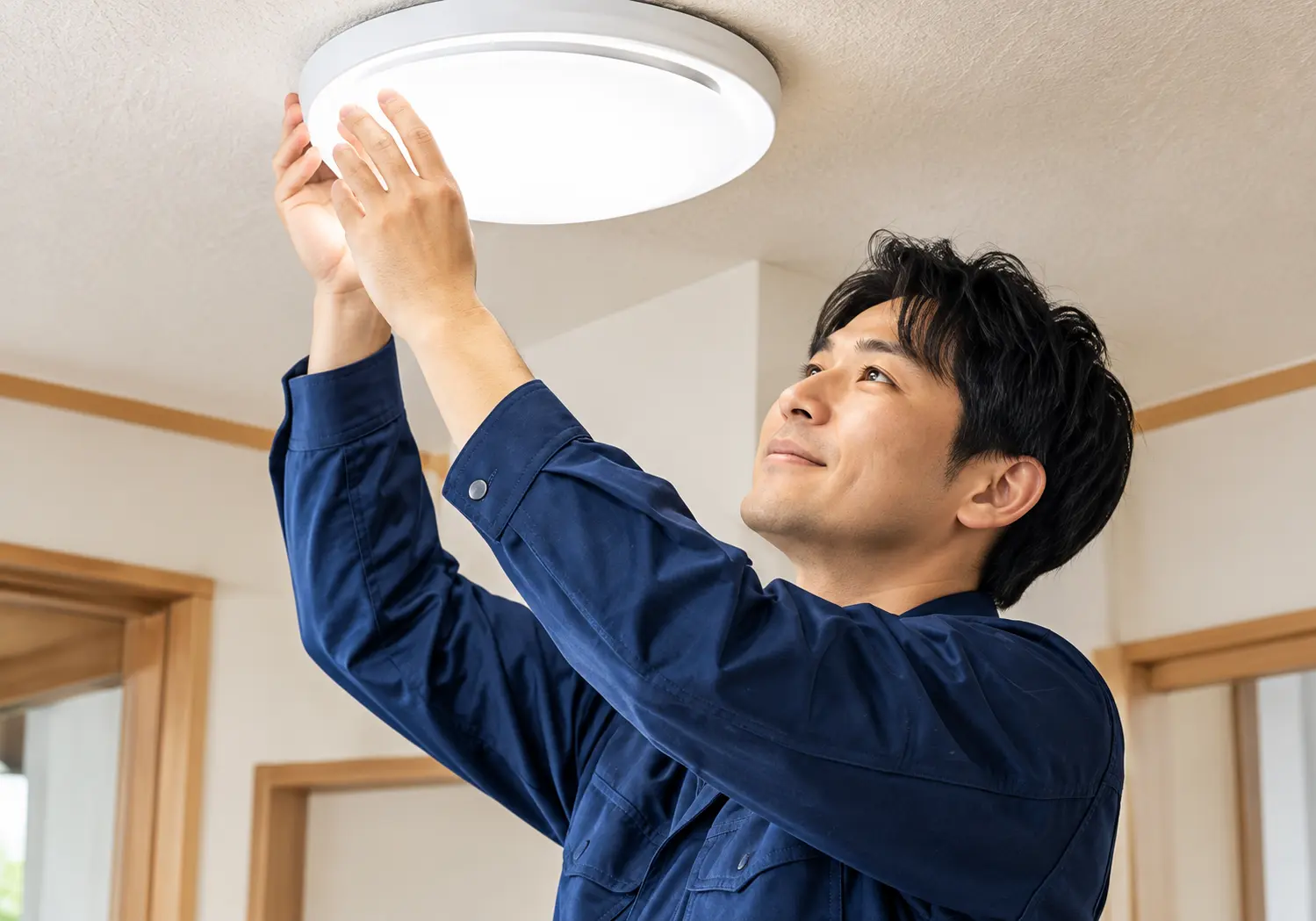 照明器具を交換する店主